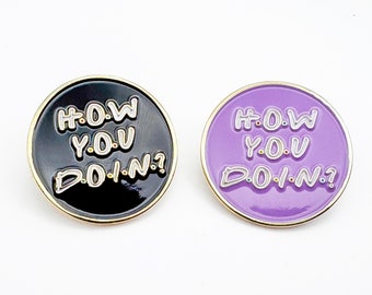 Freunde 'How You Doin' Emaille Pin | TV-Sendung Sitcom | Joey | Neuheit Fan Made Komödie | Geschenk Geburtstag | S*W*I*E*T.S