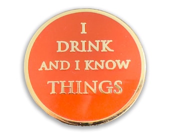 Ich trinke und weiß Dinge Emaille Pin Badge | Game of Thrones GoT | Tyrion Lennister | Neuheit Lustig | Ein Lied von Eis und Feuer
