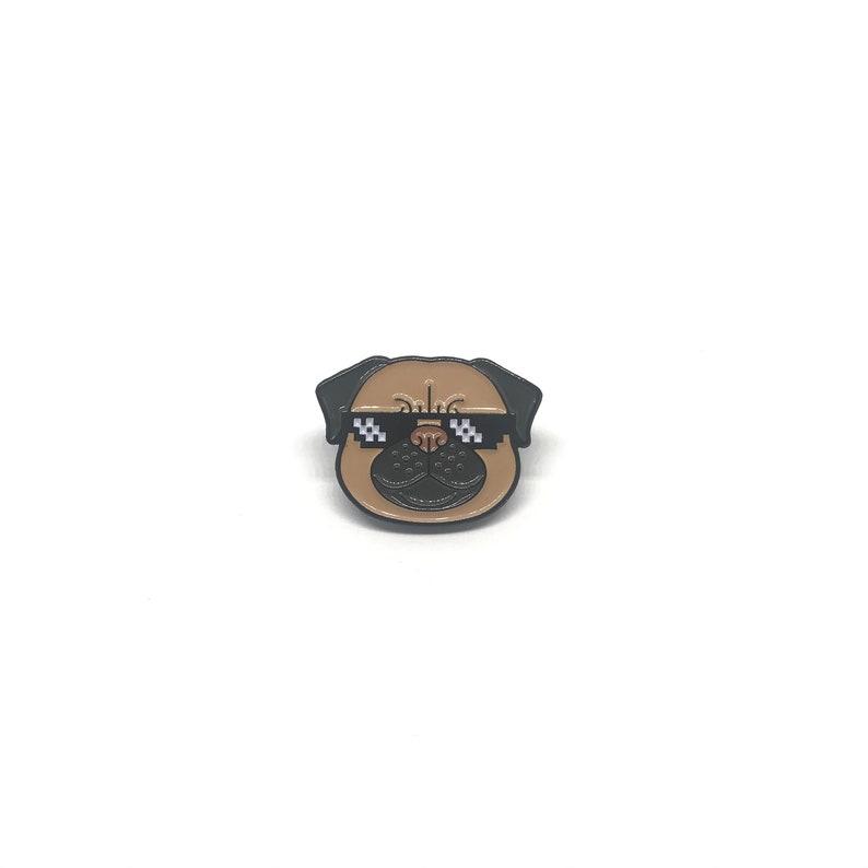 Peut inclure: Un carlin brun portant des lunettes de soleil pixelis&eacute;es noires. Le carlin regarde directement la cam&eacute;ra.