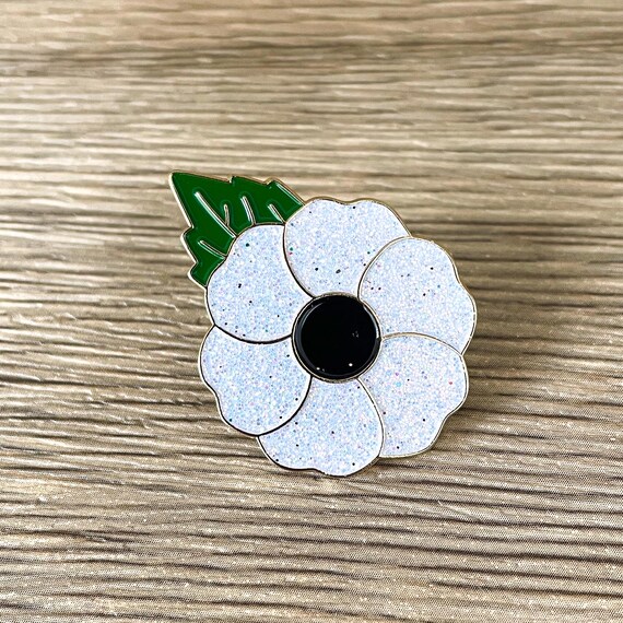 2024 White Peace Poppies Pin Badge Remembrance Memorial Lest We - Foto 4