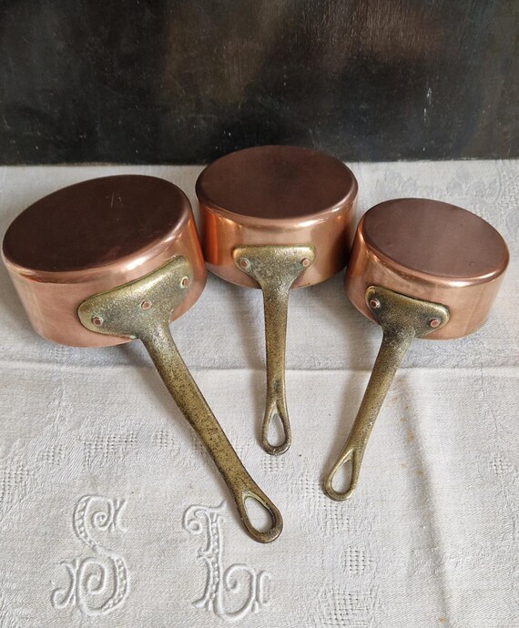 Set of 3 old copper saucepans in different sizes, shabby vintage from France