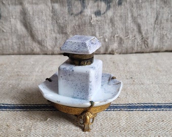 Tinteiro antigo com detalhes em porcelana e bronze banhado a ouro Louis XVI Shabby vintage da França