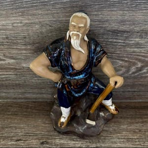 Figura di taglialegna cinese in fango