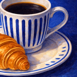Puede incluir: Una pintura de naturaleza muerta de una escena de desayuno. Una taza blanca con rayas verticales azules está llena de café oscuro y se encuentra sobre un platillo a juego. Un cruasán dorado descansa sobre el platillo, sobre un fondo azul oscuro.