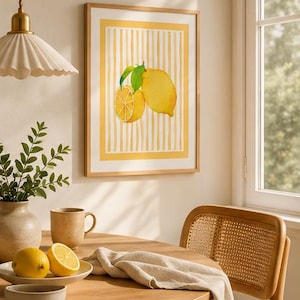 Puede incluir: Una impresión de arte mural rectangular en un marco de madera clara que presenta una ilustración en acuarela de dos limones de color amarillo brillante con hojas verdes sobre un fondo de rayas verticales blancas y amarillas, centrada en una pared.