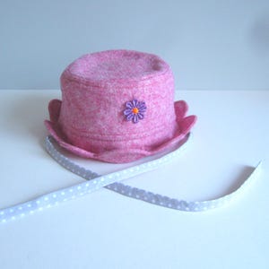 Kid’s Fun Winter Hat Made of Felt with 100% Cotton Lining and Matching Ties and a Daisy Applique Detail