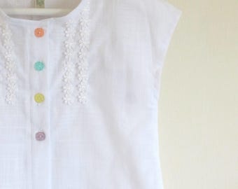 Handgemaakte witte katoenen blouse voor meisjes: madeliefjeketting, pastelkleurige knopen