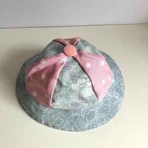 Sombrero para el sol para niños hecho a mano: algodón floral, inserto de lunares rosas