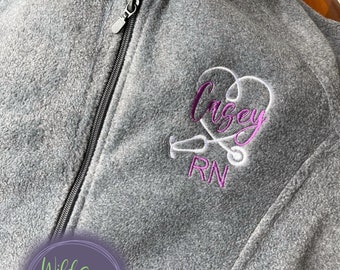 Personalisierte Krankenschwester Jacke | Bestickte Krankenschwester Jacke | Personalisierte Krankenschwester Zip Up Jacke | Bestickte Nurse Zip Up Jacke