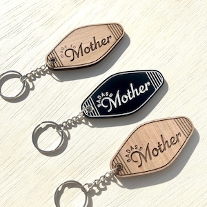 Acrylic Mom Motel Keychain︱Retro Keychain︱Acrylic keychain︱Personalized Keychain︱Mom Keychain︱Personalized Gifts︱Wood Keychain︱Gifts for Her