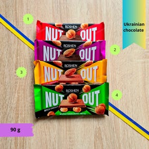 以下が含まれることがあります： 「NUT OUT」の文字と「ROSHEN」のブランド名が入ったウクライナチョコレートの4本のバー。バーは赤、紫、黄、緑のパッケージに入っています。画像には90gのラベルと「ウクライナチョコレート」の文字も表示されています。