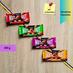 以下が含まれることがあります： 「NUT OUT」ブランドのチョコレートバーが4つ表示されています。バーは赤、緑、紫、黄色のパッケージに入っています。「ウクライナのチョコレート」というテキストも表示されています。
