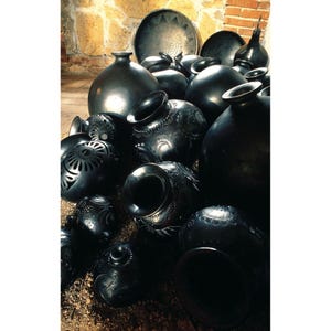 Puede incluir: Una colección de vasijas de cerámica negra y piezas de alfarería con superficies lisas y pulidas. Muchos artículos presentan intrincados patrones florales y geométricos en relieve. El surtido incluye varias formas redondeadas, jarras de boca ancha y botellas de cuello estrecho.
