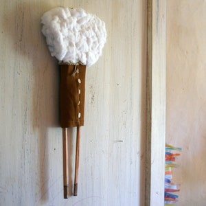 Ho la testa tra le nuvole,scultura in legno da parete e stoffa,nuvola in cotone,ragazza sognatrice,ragazza che sogna ad occhi aperti,arte