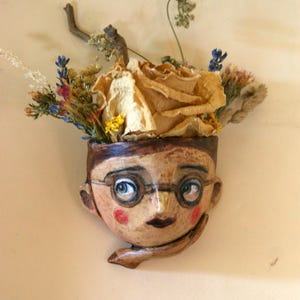 Pensieri fioriti, porta fiori da parete,pezzi unici,pensare,riflettere,arte,decorazione parete,terracotta,regalo,occhi chiusi,meditare,unici