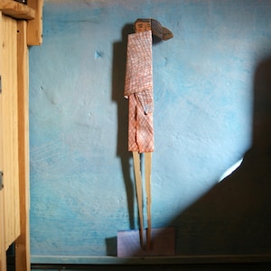 Autunno,donna con scialle,decorazione artistica,opera in carta e legno,osservare,guardare lontano,arte insolita,arte per tutti,fatto a mano