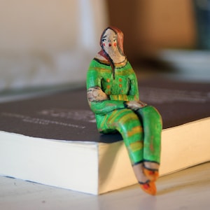 Nella tua stanza nuotano pesci,sculturina in terracotta in scatola di latta,pezzo unico,ragazza seduta,silenzio del mare,calma,pesci rossi