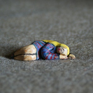 Ancora un attimo,sognare,dormire,riposarsi,donna che dorme,attesa,addormentarsi,relax,riposare ancora,scultura,decoro parete,pezzo unico