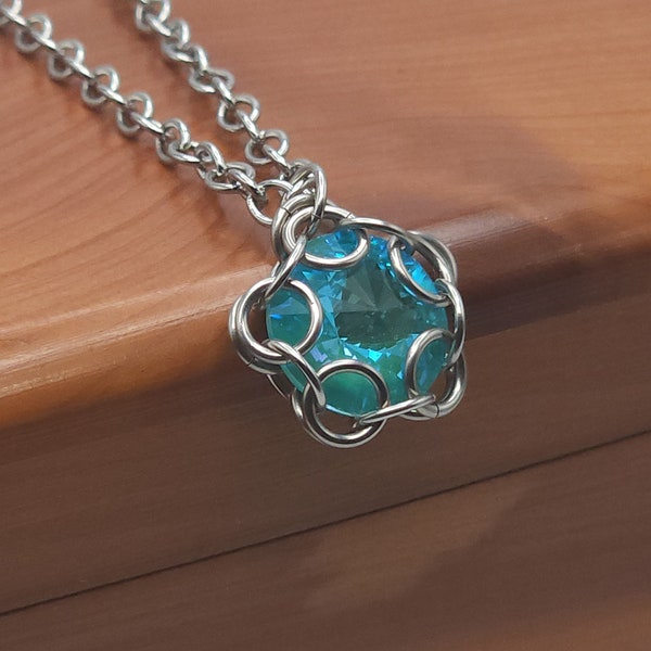 Pendentif en cristal laguna DeLite Blue. Pendentif collier fait main. bijoux en cotte de mailles. Collier chaîne en cotte de mailles