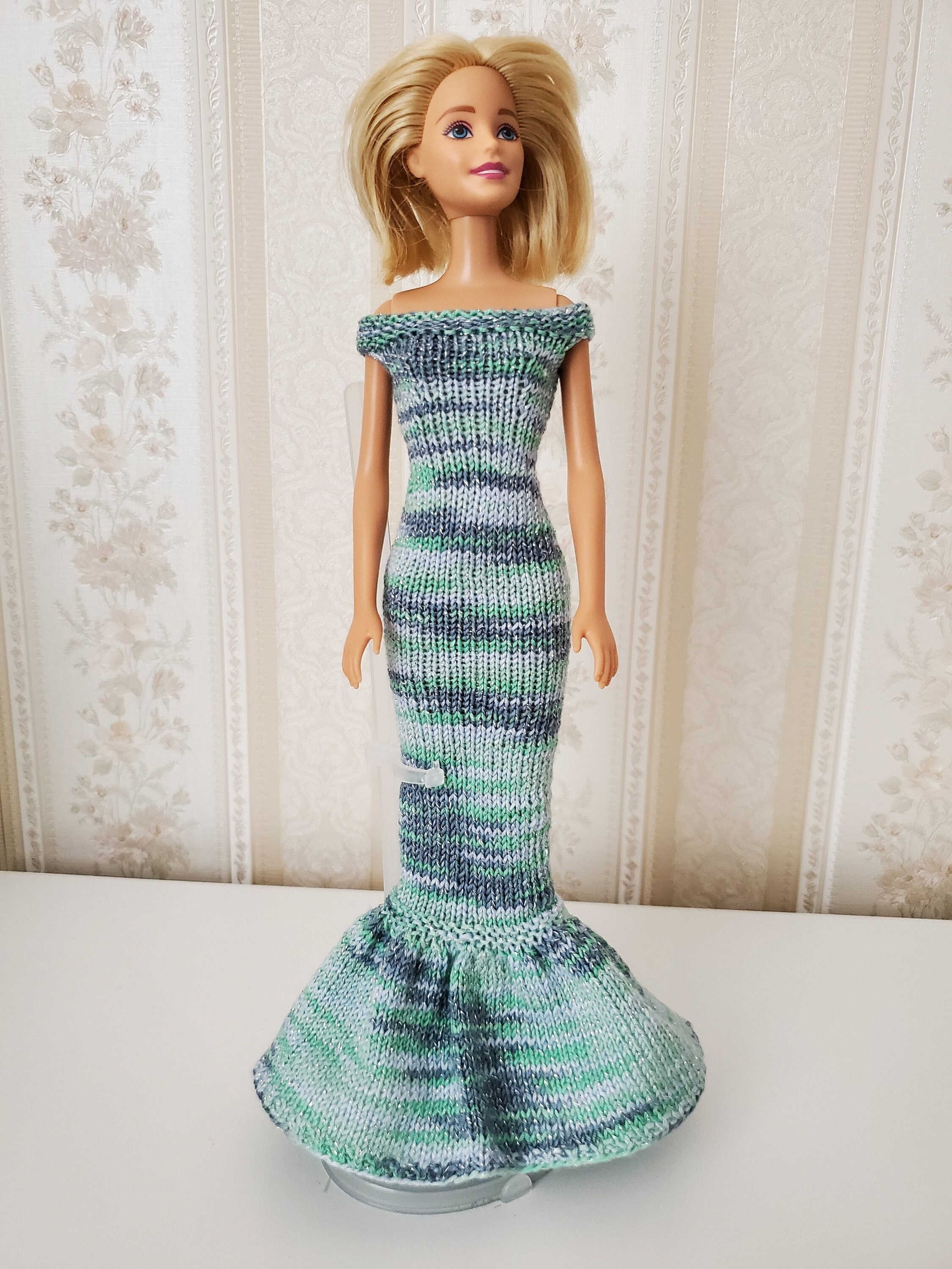 Foulard for Sale avec l'œuvre « Barbie Raiponce enchanteresse