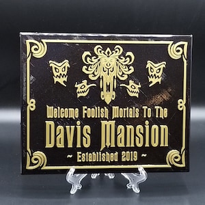 Cartello di benvenuto personalizzato ispirato alla casa stregata / targa con scritta del nome della famiglia (replica ispirata all&#39;arredamento per la casa Disney)