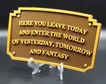Può includere: Un cartello dorato con il testo "Here you leave today and enter the world of yesterday, tomorrow and fantasy".