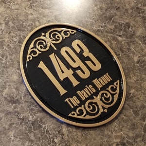 Targa/insegna personalizzata con indirizzo ispirata alla casa stregata con scritta del nome della famiglia (replica ispirata a un oggetto di arredamento Disney)