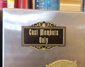 Imán inspirado en letreros o placas exclusivos para miembros del elenco de Disney