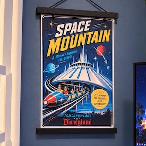 以下が含まれることがあります： スペース・マウンテンの縦型ウォールポスター。ジェットコースターのレトロなイラストが描かれており、「Space Mountain A Journey Through the Stars!」および「Tomorrowland at Disneyland」という文字が太い黄色と赤のフォントで表示されています。