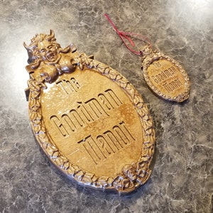 Cartello/targa personalizzata ispirata alla casa stregata con replica dell&#39;ornamento abbinato (replica ispirata agli oggetti di scena Disney)