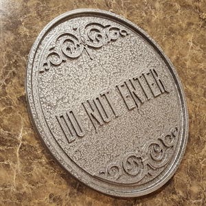 Haunted Mansion Attraktion / Fahrt nicht betreten Plakette / Schild (Replica von Disney Theme Park Prop) - Stein / Zinnschirm
