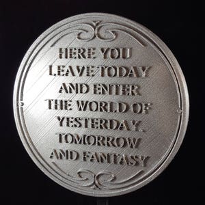 Réplique de plaque de bienvenue inspirée d&#39;une plaque de bienvenue de Disney World Here You Leave Today - Nuance argentée
