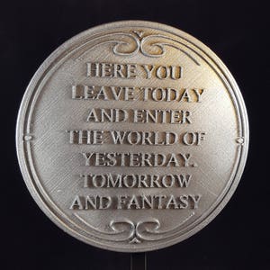 Réplique inspirée de la plaque/réplique inspirée de l&#39;enseigne Disney World Magic Kingdom Here You Leave Today - Nuance argentée