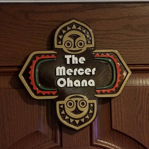 Targa/insegna personalizzata con cognome di famiglia a tema Ohana polinesiano (replica ispirata al Disney Tiki Polynesia Resort/Park Prop)