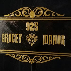 Replica di targa/cartello stradale personalizzato ispirato alla casa stregata (replica ispirata a un oggetto di scena Disney)