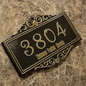 Personalisierte Haunted Mansion Themed Adressplakette mit Willkommen Dumme Sterbliche (von Disney inspirierte Wohnkultur)