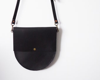 Kreis-Tasche in Schwarz > Umhängetasche > pflanzlich gegerbtem Leder > Englisch Bridle Leder > Hand genähte Tasche > große Clutch > massivem Kupfer