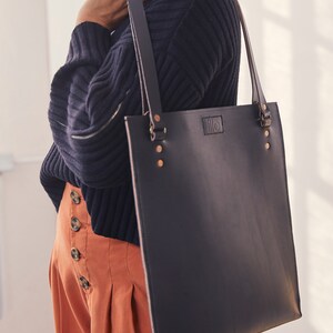 DITC Tote in Black Vegetable Tanned Leather English Bridle Leather Laptop Bag Square Tote Veg Tan Bag Black Leather Tote 画像 4