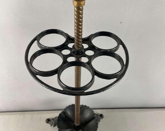 Soporte antiguo de hierro fundido para paraguas, bastones o bastones.