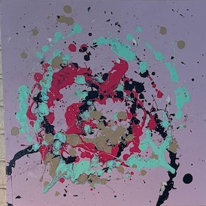 Könnte beinhalten: Abstraktes Gemälde auf einer quadratischen Leinwand. Der Hintergrund ist ein helles Lila, mit einer zentralen Spirale aus roten, schwarzen und türkisfarbenen Farbspritzern. Zusätzliche goldene und schwarze Spritzer sind über die Leinwand verstreut.