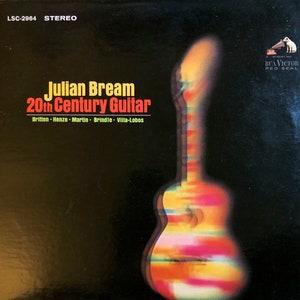 Puede incluir: Una portada de álbum de vinilo vintage con una imagen abstracta y colorida de una guitarra. El título del álbum es "Julian Bream 20th Century Guitar" con los compositores que se enumeran a continuación: Britten, Henze, Martin, Brindle, Villa-Lobos. La etiqueta del disco es RCA Victor Red Seal.