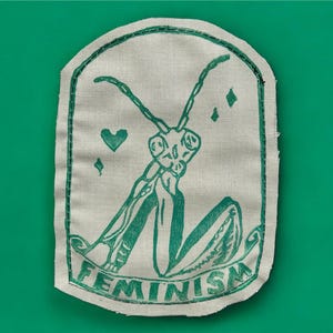 Handgemaakte feminisme bidsprinkhaan patch - opstrijkbare patch - insectenkunst - feminisme patch - insectenpatches - naai de patch