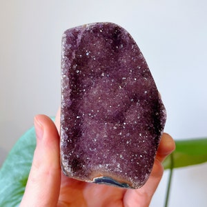 Améthyste rouge violette forme libre • Base coupée en améthyste brute • Améthyste galaxie arc-en-ciel
