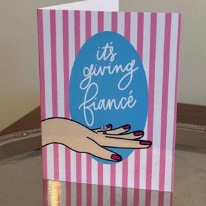 it's Giving Fiancé Engagement Greeting Card Lustige moderne Hochzeit Congrats Card für frisch verlobte Paare, Brautparty Bachelorette Geschenk