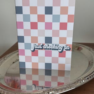 Carte d'enregistrement | damier rouge bleu rose | Jolie carte rétro Thinking of You pour amis