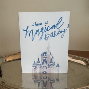 Carte d'anniversaire magique - Carte aquarelle inspirée du château de Disney - Jolie carte d'anniversaire de conte de fées pour les enfants, les amis ou les amoureux de Disney