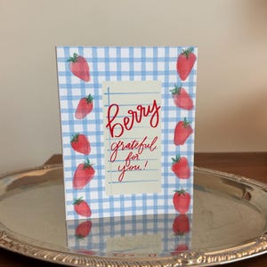 Tarjeta de agradecimiento con fresas, papelería de verano a cuadros, tarjeta de felicitación con un bonito juego de palabras para amigos o clientes.