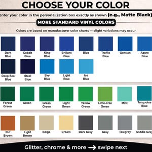 Op de afbeelding: Een vinylkleurenkaart met rijen gelabelde kleurstalen, waaronder verschillende tinten blauw, groen, bruin en grijs. De tekst luidt CHOOSE YOUR COLOR, MORE STANDARD VINYL COLORS en Glitter, chrome & more swipe next.