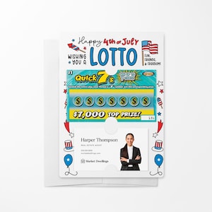 Op de afbeelding: Een blauw en wit loterijticket met een rood, wit en blauw vuurwerkontwerp. Het ticket is voor een "Happy 4th of July Lotto" en heeft een hoofdprijs van $ 7.000. Het ticket bevat ook een visitekaartje voor een makelaar.