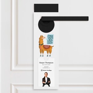 Verticale | Llama vous parle de l'accroche-porte du marché immobilier | Double face | Marketing créatif pour agent immobilier | 26-DH005